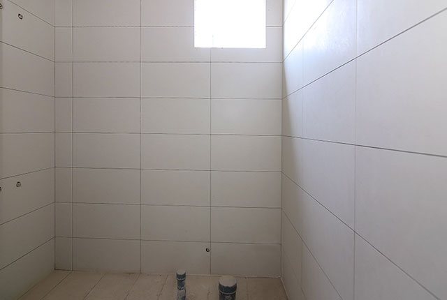 Ốp gạch WC căn hộ tầng 6 - 20 block Northern