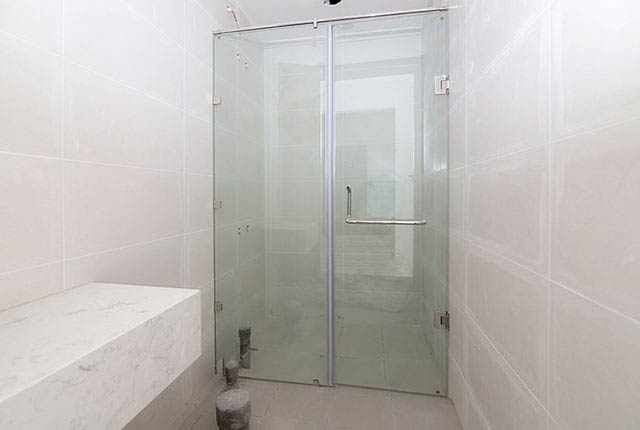 Lắp đặt cửa kính phòng tắm căn hộ tầng 7 - 13 block Northern